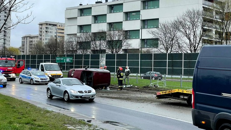 Wypadek w Alei Stanów Zjednoczonych w Warszawie. Auto dachowało