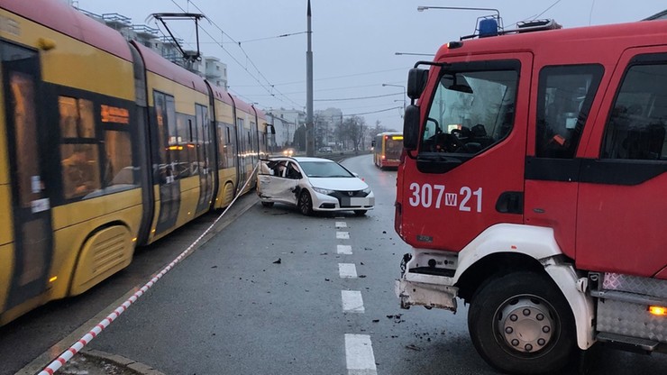 Warszawa: zderzenie samochodu osobowego z wozem strażackim