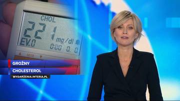 Glukometr wskazujący poziom cholesterolu 221 mg/dl, obok prezentuje się prezenterka telewizyjna.