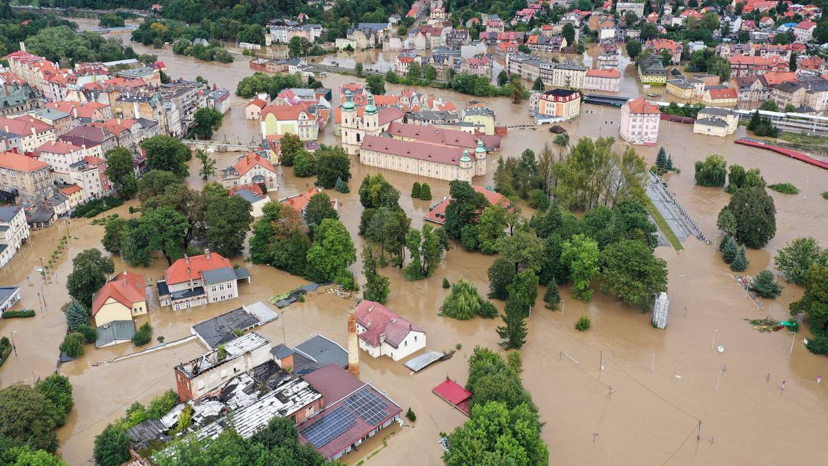 Trwa walka z powodzią. Pierwsze szczodre deklaracje pomocy