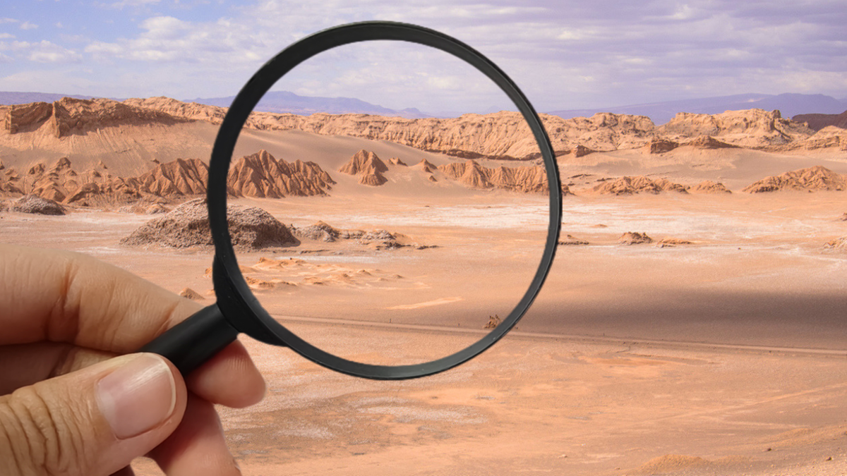 Widok pustyni Atacama przez lupę, ukazujący skaliste formacje i suche krajobrazy.