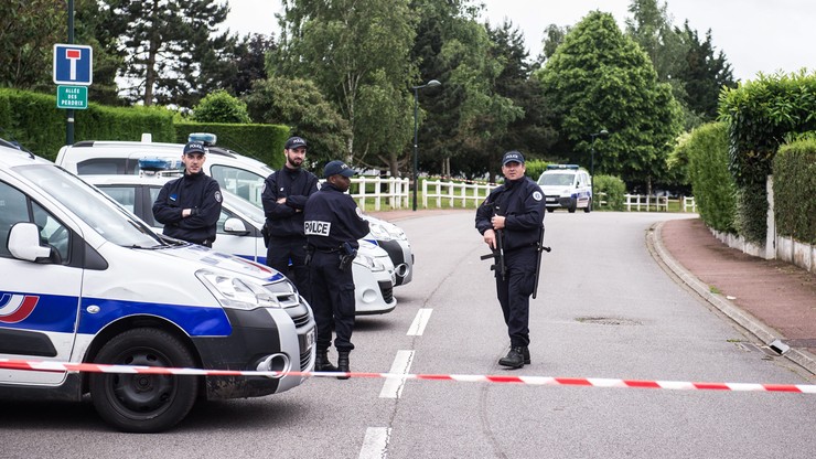 Francja: trzy osoby zatrzymano w związku z zabójstwem policjanta