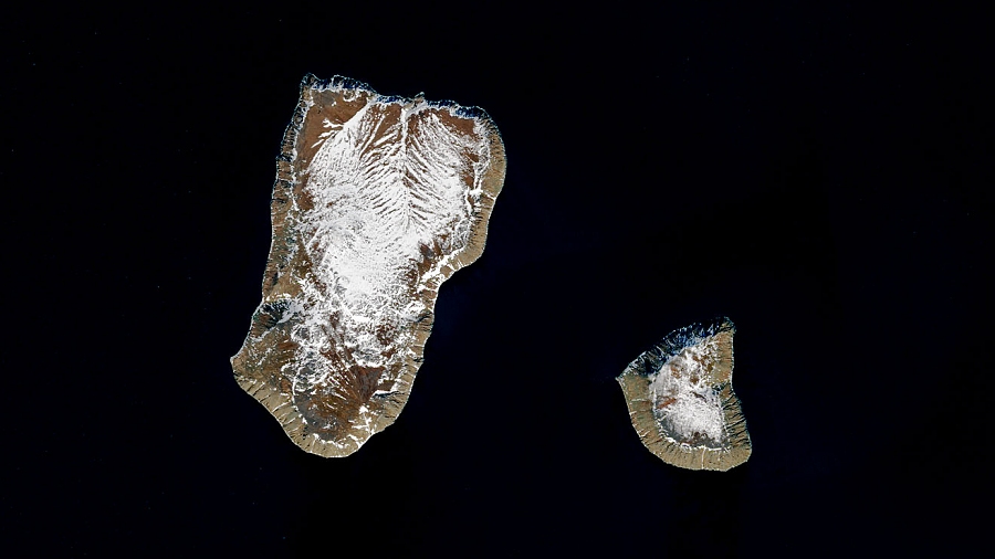 Zdjęcie satelitarne Wysp Diomedesa. Po lewej stronie Duża Diomeda należąca do Rosji, a po prawej stronie Mała Diomeda należąca do USA. Fot. NASA.