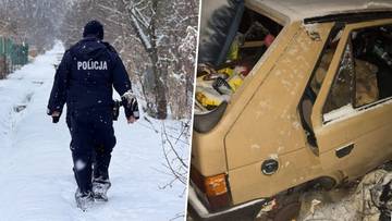 Policjant idzie po zaśnieżonej drodze, obok widok na wnętrze starego, zaśnieżonego samochodu.