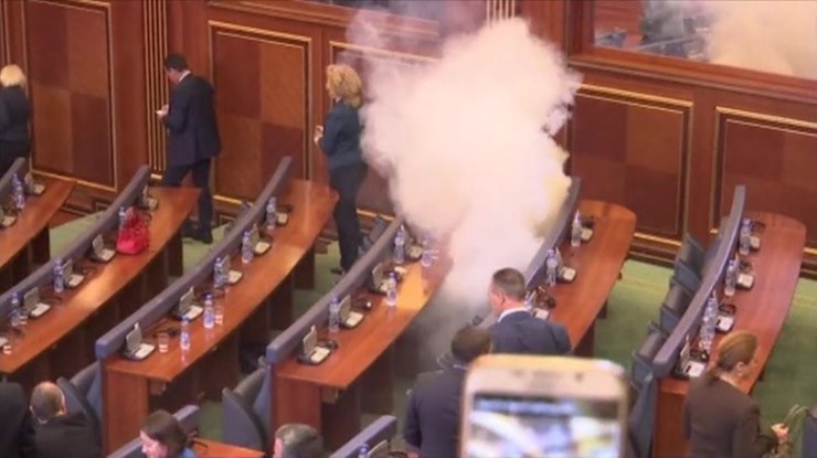 Gaz w parlamencie Kosowa. To opozycja protestuje przeciw umowie z Serbią