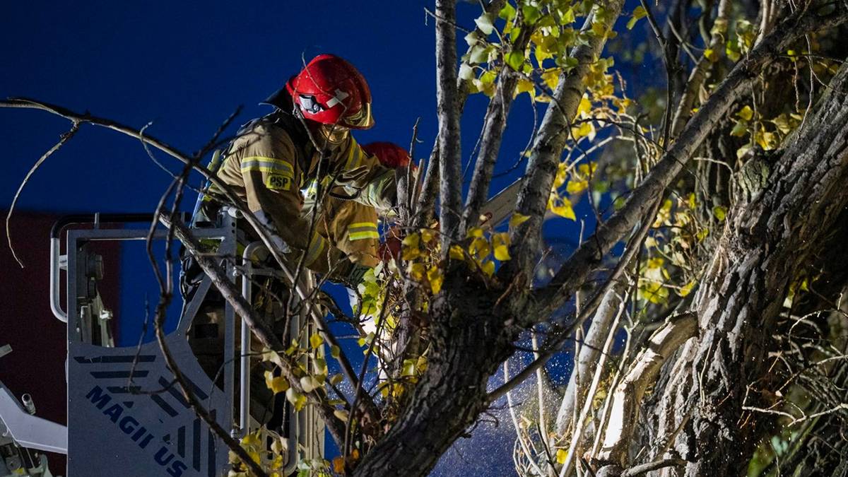 Ulewy i silny wiatr w całej Polsce. Ponad tysiąc interwencji, zamknięto cmentarz komunalny