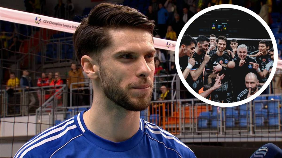 Aleksander Śliwka siatkarz w niebieskiej koszulce, z fragmentem boiska siatkarskiego w tle oraz wstawką z grupą świętujących zawodników.