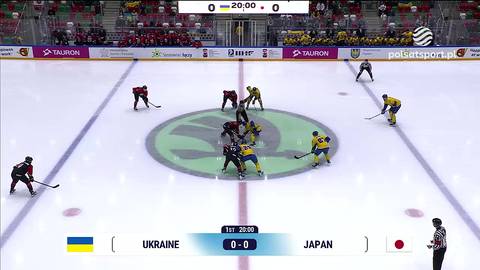 Boisko do hokeja na lodzie z zawodnikami obu drużyn w akcji. Na tablicy wynik&oacute;w widnieje napis "UKRAINE 0-0 JAPAN".