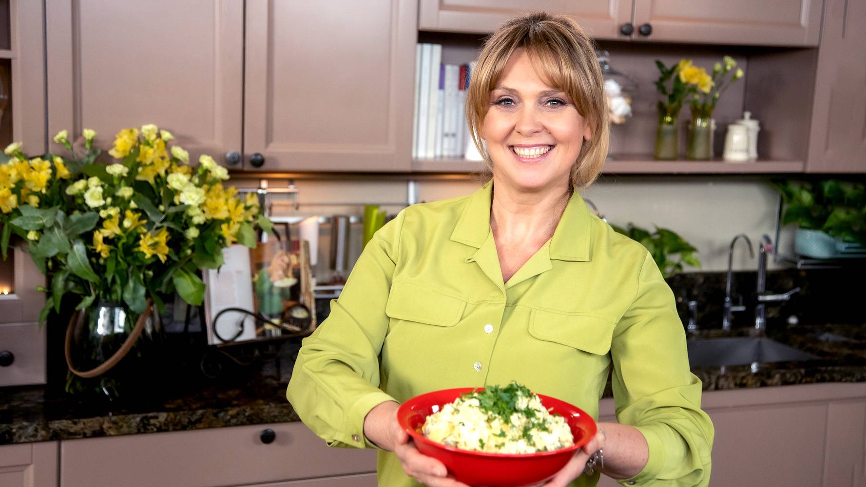 Przepis na świąteczną sałatkę. Ewa Wachowicz robi ją inaczej