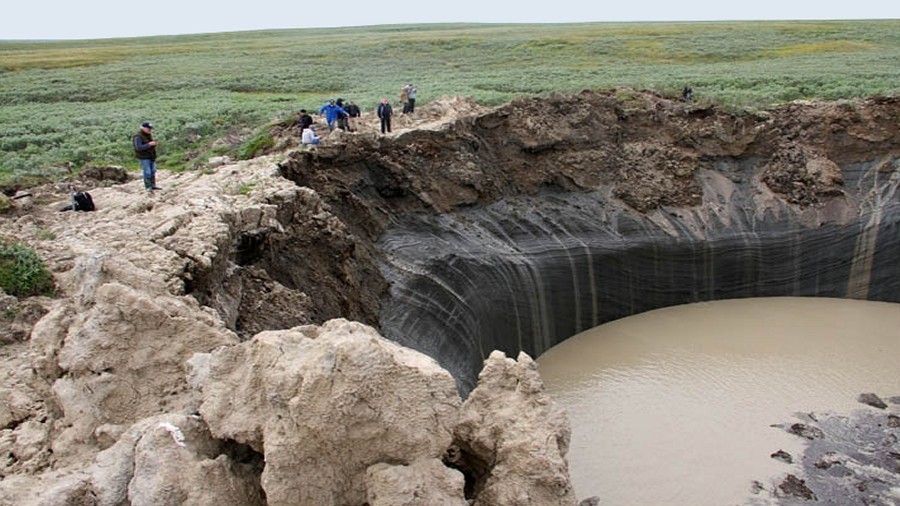 Krater termokrasowy na Syberii. Fot. Twitter.
