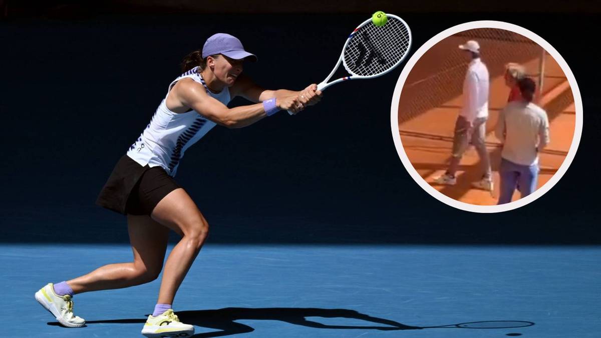 Iga Świątek wykonująca uderzenie rakietą tenisową na korcie, z wstawką pokazującą dwie postacie na korcie ziemnym.