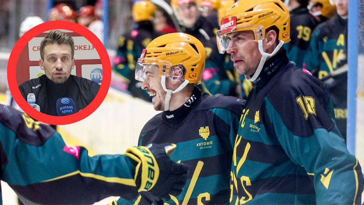 Dw&oacute;ch hokeist&oacute;w w ż&oacute;łtych kaskach i granatowych strojach z ż&oacute;łtymi elementami, jeden po lewej z otwartymi ustami, drugi po prawej patrzący w bok. W lewym g&oacute;rnym rogu znajduje się wizerunek mężczyzny w okręgu z czerwonym obramowaniem.