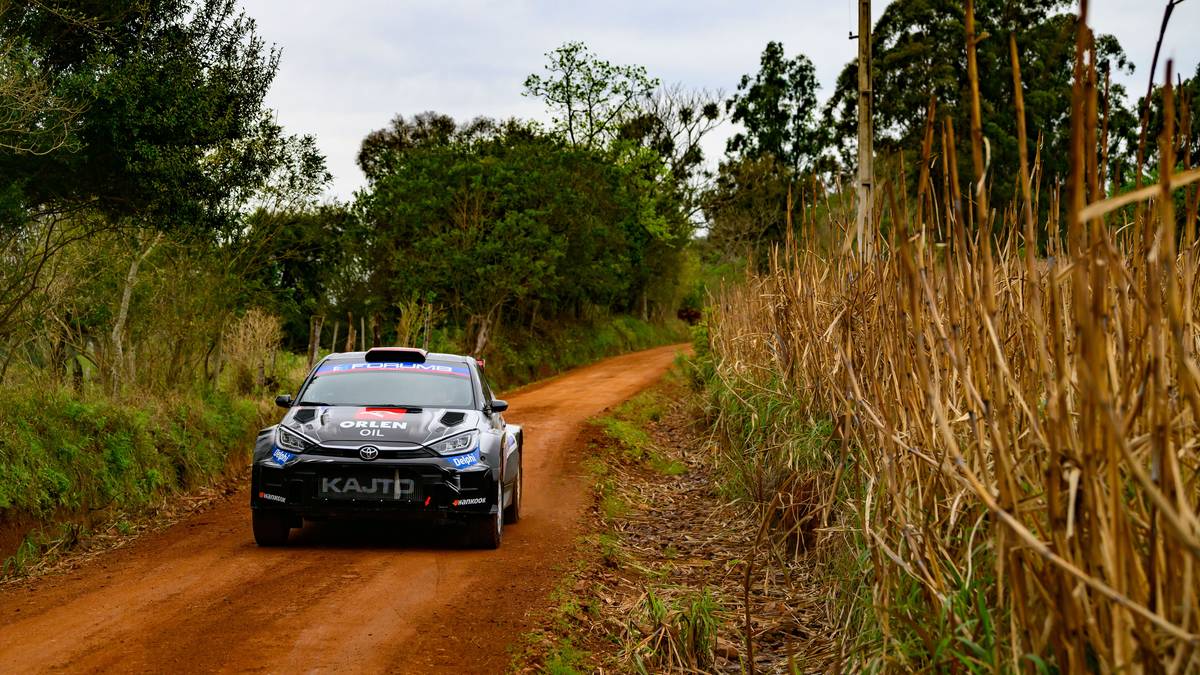 Samochód rajdowy marki Hyundai z numerem startowym 4 na trasie.