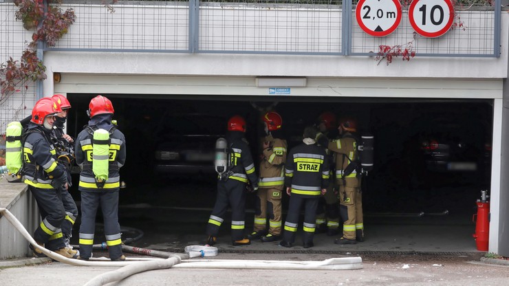Pożar garażu w Warszawie. Spłonęło ponad 20 aut