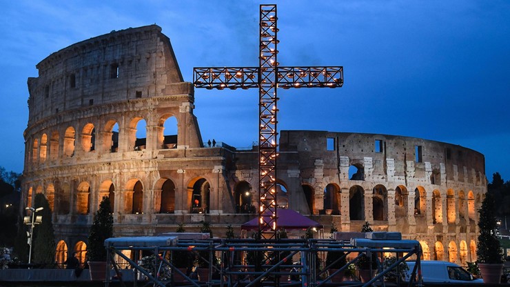 Droga Krzyżowa w rzymskim Koloseum. Rozważania przygotowali młodzi ludzie