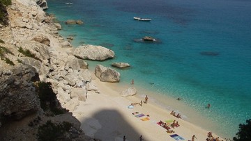 Turyści rozkradają plaże Sardynii. Włoskie media ostrzegają: zaostrzono kontrole bagaży