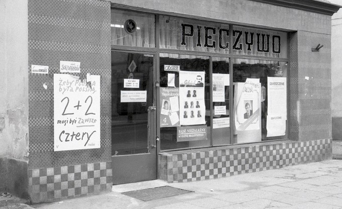 Plakaty wyborcze wywieszone w witrynie piekarni / Gdańsk, 4 czerwca 1989.