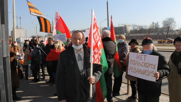 Pikiety zwolenników Łukaszenki przed polskimi placówkami na Białorusi