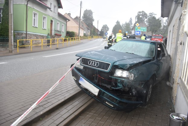 Audi uderzyło w mężczyznę wychodzącego ze sklepu