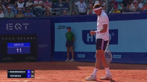Tenisista Arthur Rinderknech po zagraniu, z widocznym ekranem wynik&oacute;w meczu z Stefanos Tsitsipas.