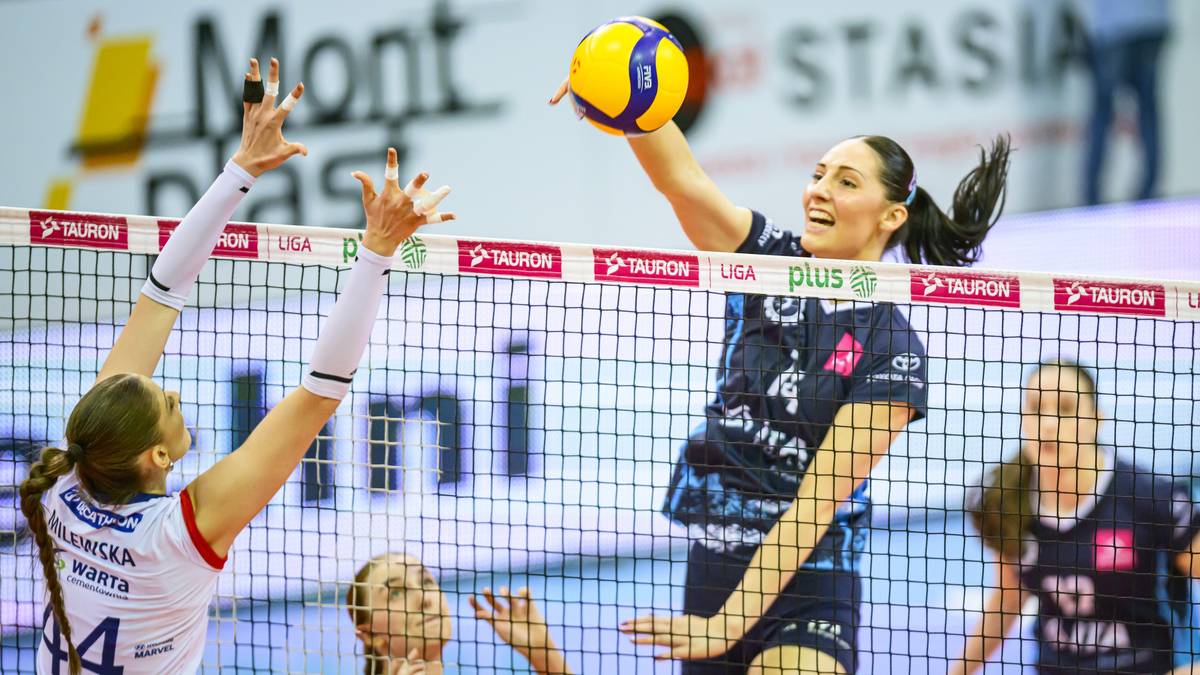 Siatkarka PGE Budowlani Łódź atakuje piłkę nad siatką, blokowana przez zawodniczkę ITA Tools Stal Mielec.