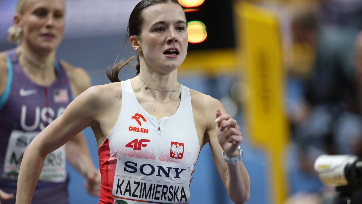Zawodniczka lekkoatletyczna Kazimierska biegnie, skupiona na trasie.