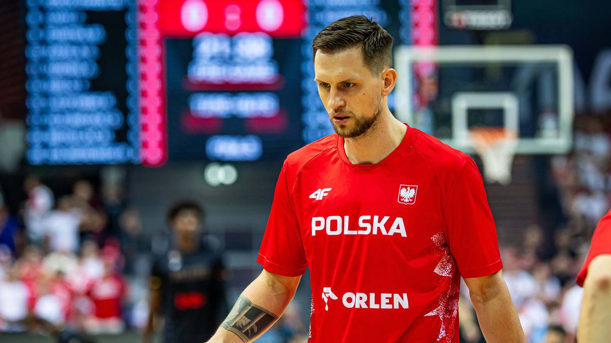 Zawodnik w czerwonej koszulce reprezentacji Polski z napisem "POLSKA" i logo "ORLEN" podczas meczu.