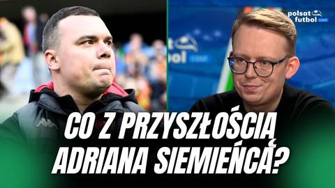 Kolaż dw&oacute;ch zdjęć z napisem "CO Z PRZYSZŁOŚCIĄ ADRIANA SIEMIEŃCA?". Po lewej mężczyzna, po prawej mężczyzna w okularach i logo Polsat Futbol.