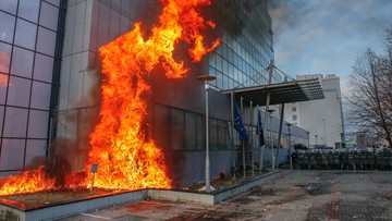 Antyrządowa demonstracja w Prisztinie. Protestujący podpalili siedzibę premiera