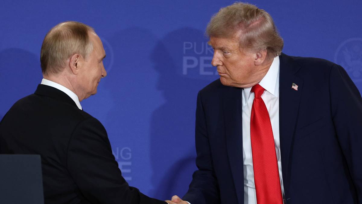 Trump za bardzo zbliżył się do Rosji. Kłopoty prezydenta w najnowszym sondażu