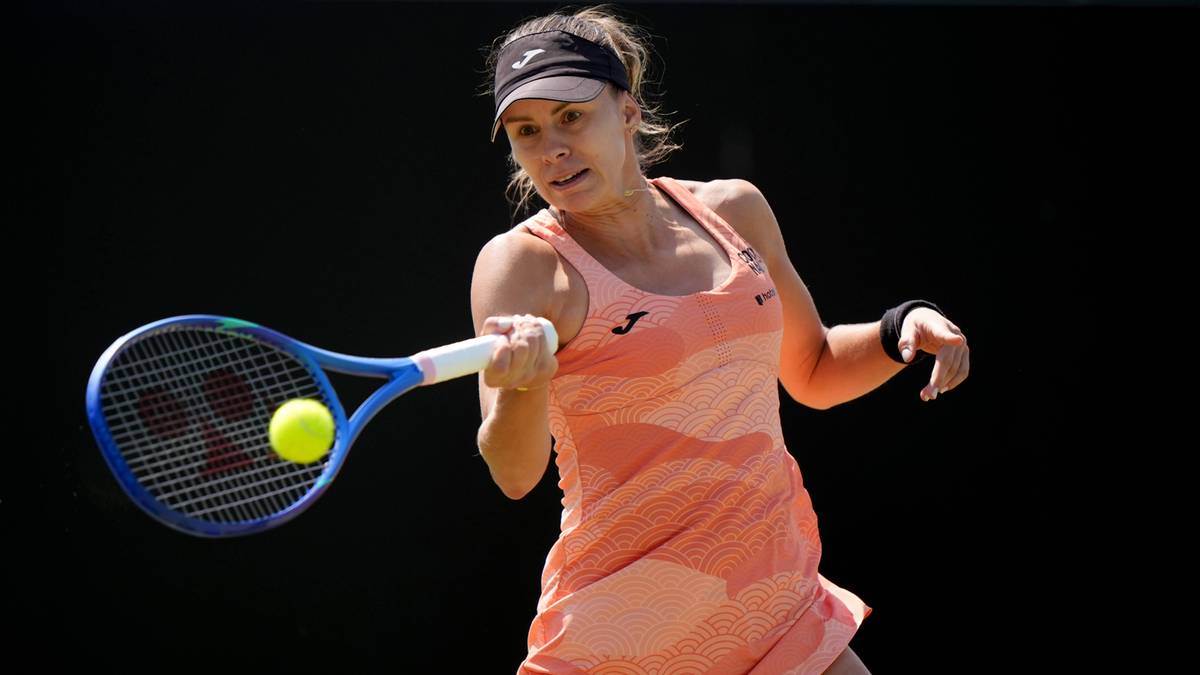 Magdalena Linette odbija piłkę tenisową rakietą podczas meczu.