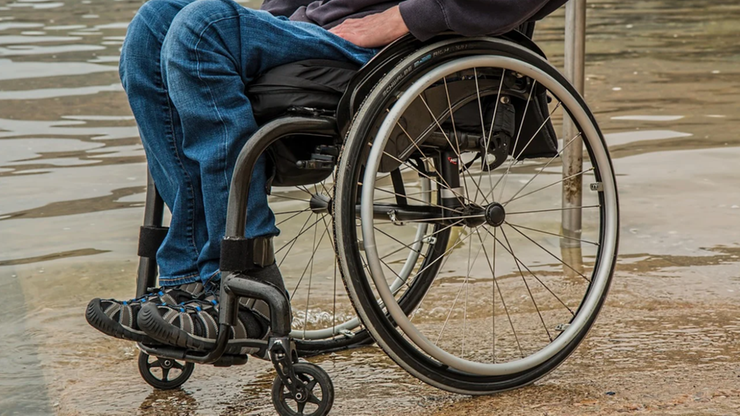 Niepełnosprawny nastolatek zostawiony na mrozie w Holandii. Porzuciła go rodzina