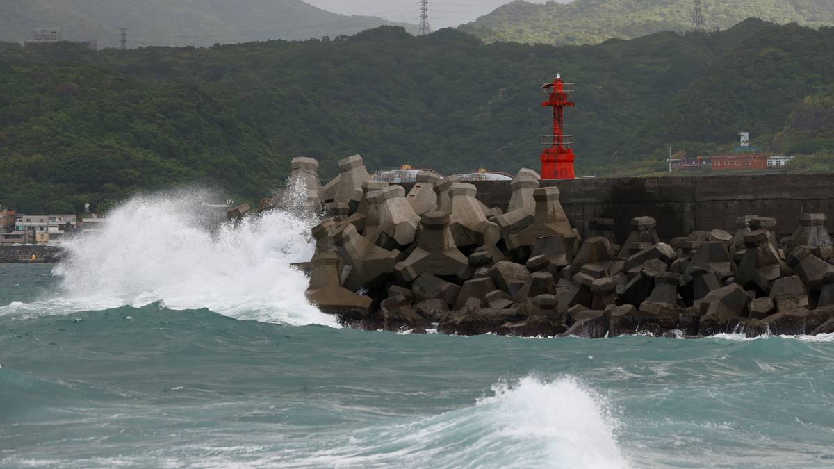 Duże betonowe falowstręty chronią brzeg przed potężnymi falami sztormowymi. Na szczycie falowstrętów znajduje się mała czerwona latarnia morska.