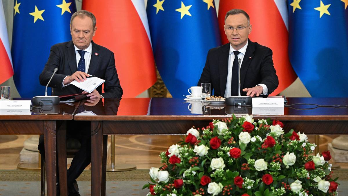 Donald Tusk zaskoczył podczas narady z prezydentem. Ujawnił dokument ws. Pegasusa