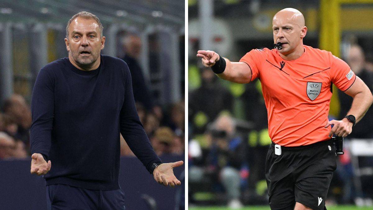 Hansi Flick, trener reprezentacji Niemiec, gestykuluje z wyciągniętymi rękami, podczas gdy Szymon Marciniak, polski sędzia, wskazuje palcem, ubrany w pomarańczową koszulkę sędziowską.