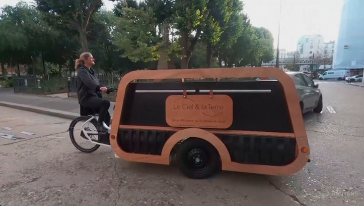 Francja. Rowerowy karawan w Paryżu. "Corbicyclette" jest przyjazny dla środowiska