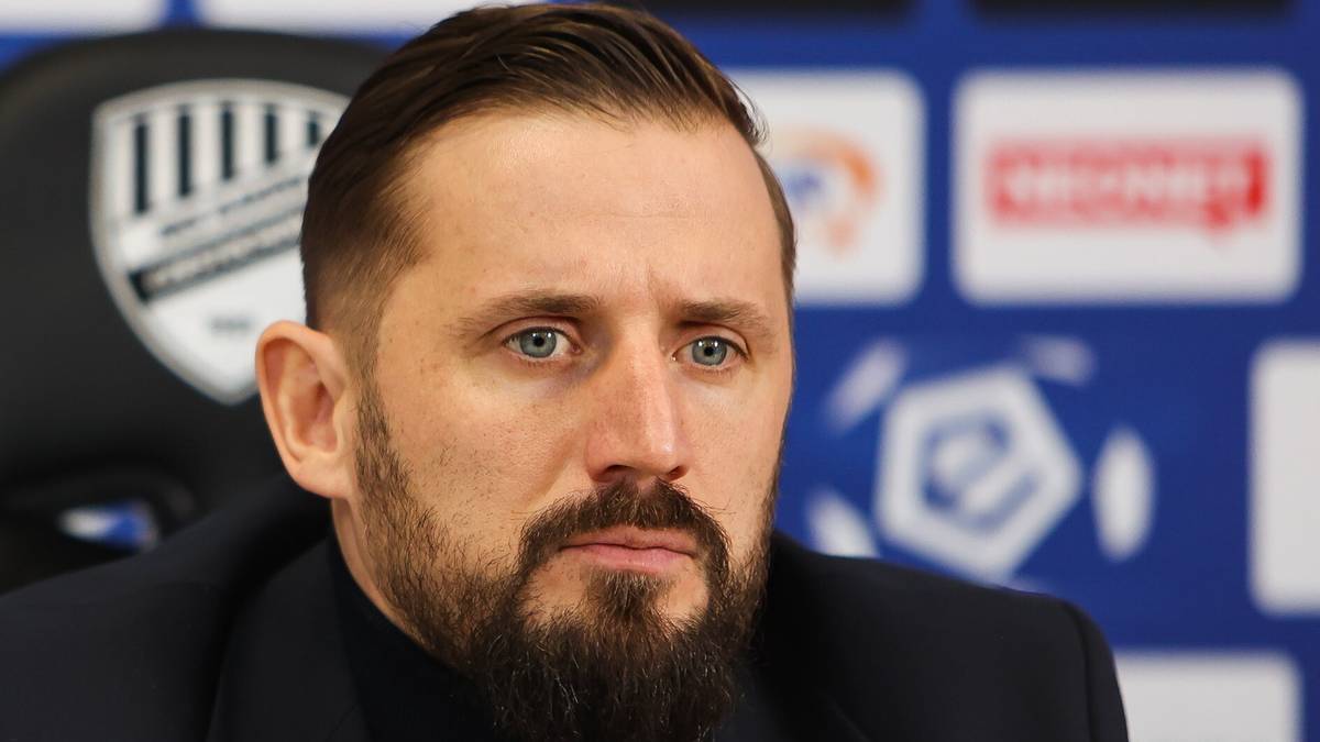 Portret mężczyzny w garniturze z brodą.