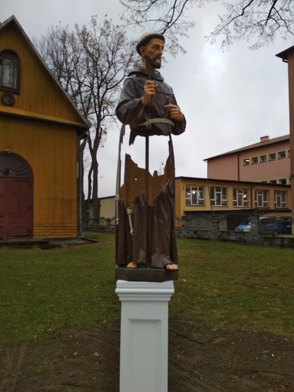 Zniszczono 22 figury świętych przy kościele parafialnym w Zarzeczu