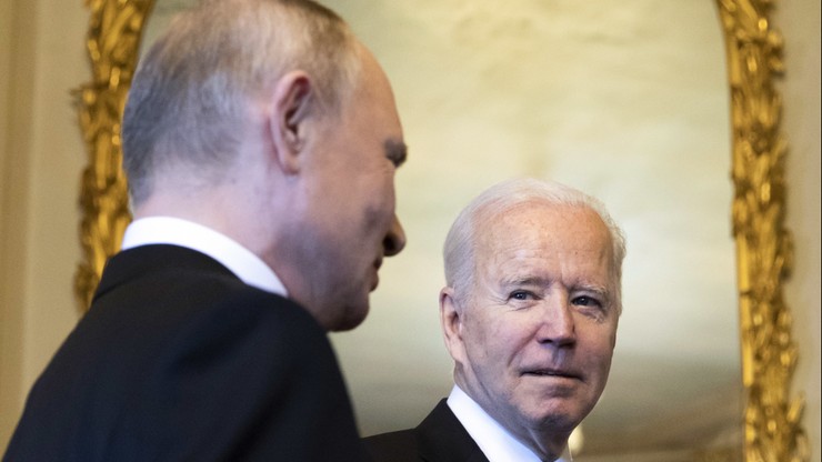 Politico: USA wstrzymały pomoc dla Ukrainy. Przed szczytem Biden-Putin