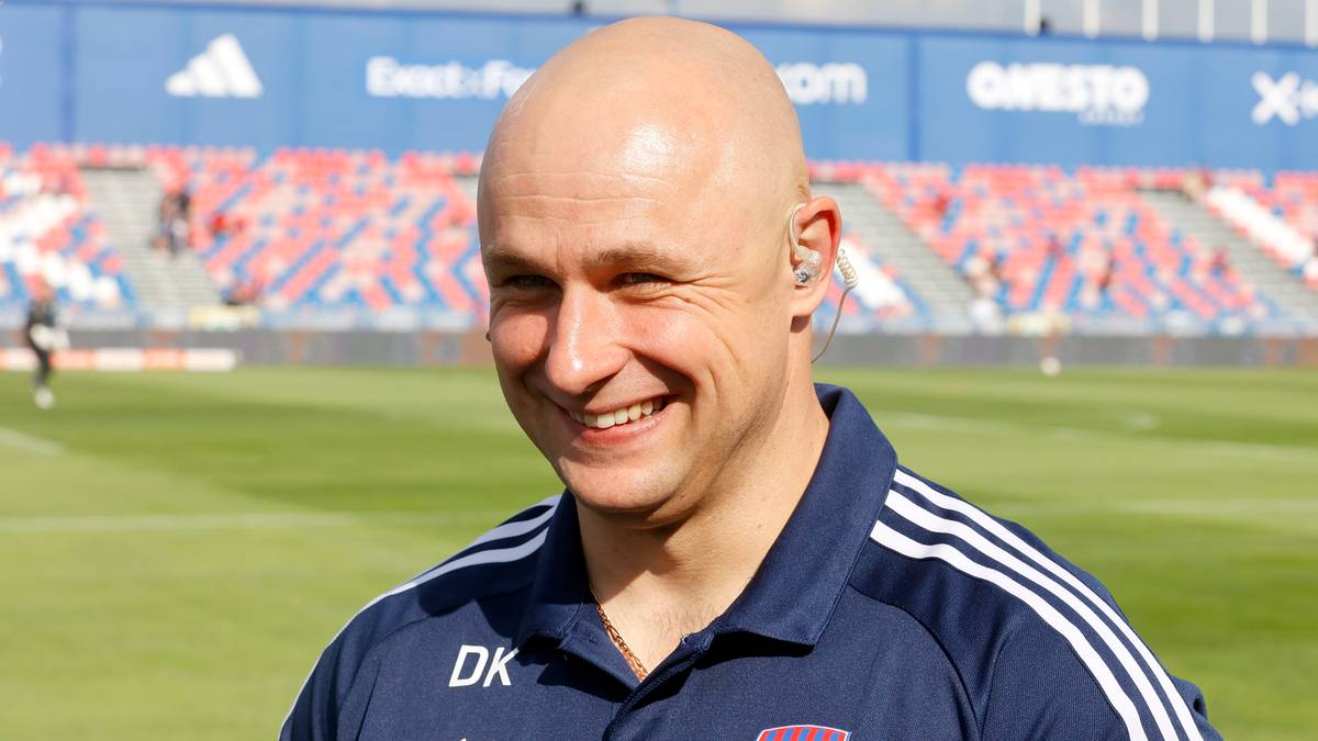 Portret uśmiechniętego mężczyzny w stroju sportowym.