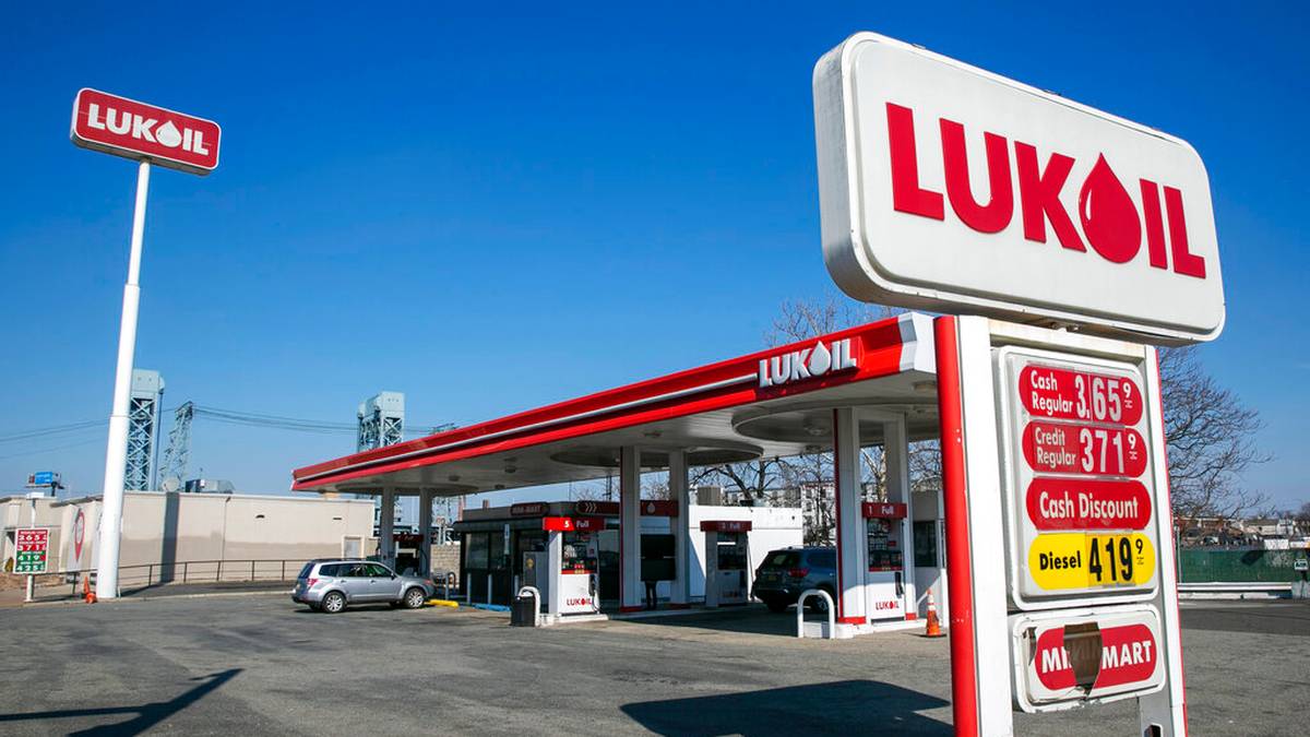 Łukoil reaguje na sankcje. Spółka chce wyprzedać zagraniczne aktywa