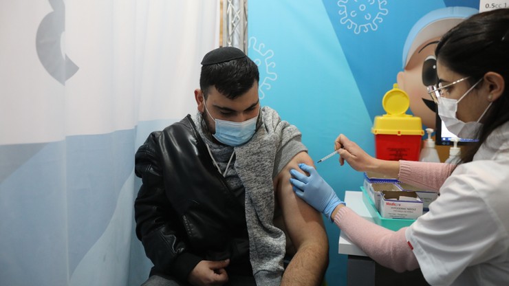 Izrael przyspiesza podawanie kolejnej dawki szczepionki przeciw COVID-19. Przyczyną wariant Omikron