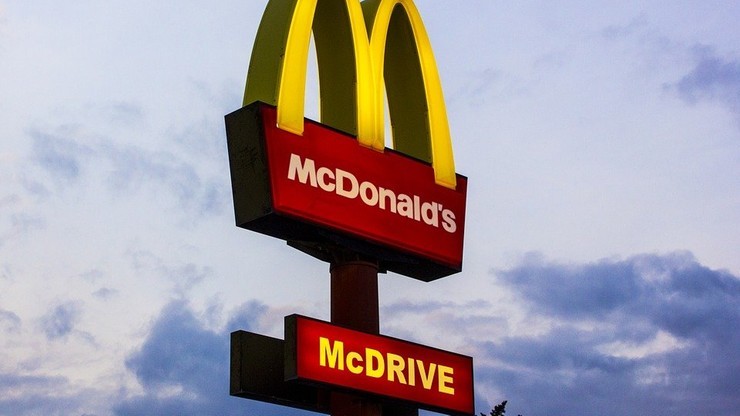 USA. McDonald's oferuje szczepionki przeciwko COVID-19 i bezpłatną żywność w wybranych lokalizacjach