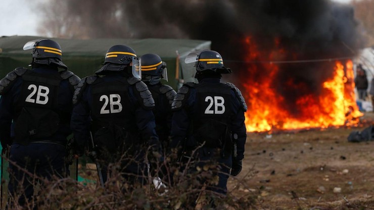 Francja: imigranci zablokowali dojazd do Calais. Zranili czeskiego kierowcę