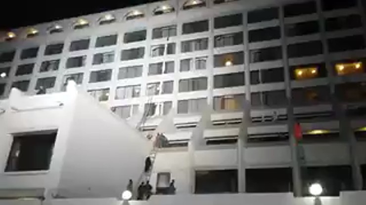 "Ludzie wyskakiwali przez okna". 11 osób nie żyje, a 75 zostało rannych w pożarze hotelu