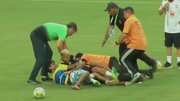 Neymar powalony na murawę przez szalonych kibiców! (WIDEO)