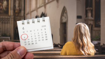 Kalendarz pokazujący zaznaczony dzień w czerwcu i kobieta siedząca w kościele.