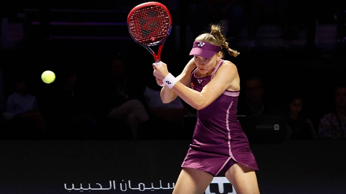 Tenisistka Elena Rybakina uderza piłkę rakietą podczas meczu.