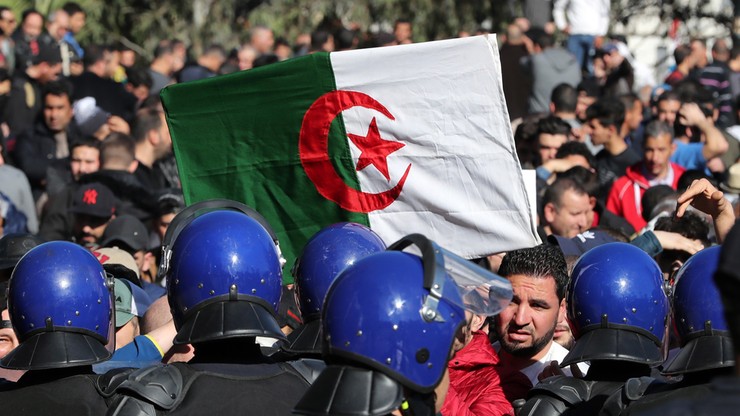 Wielotysięczne protesty w Algierii. Kilkunastu demonstrantów rannych podczas starć z policją