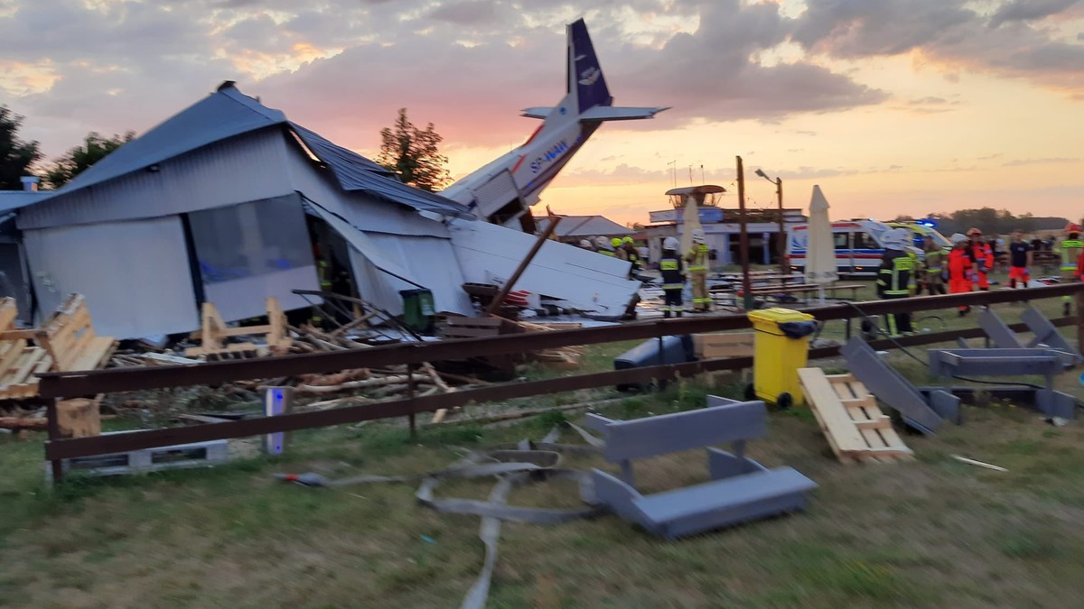 Mazowieckie: Wypadek samolotu Cessna. Maszyna spadła na hangar